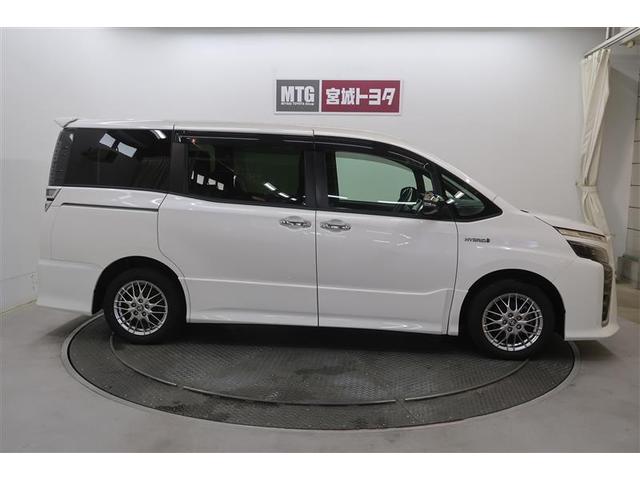 ヴォクシー ハイブリッドＺＳ　煌ＩＩ　衝突被害軽減システム　ナビ＆ＴＶ　フルエアロ　後席モニター　バックカメラ　ＥＴＣ　アルミホイール　両側電動スライド　乗車定員７人　ハイブリッド　オートクルーズコントロール　ＬＥＤヘッドランプ（7枚目）