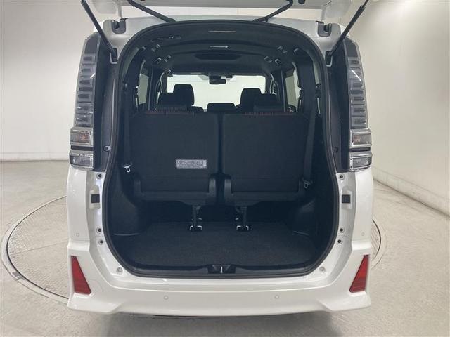 ヴォクシー ZS フルセグ メモリーナビ DVD再生 バックカメラ 衝突被害軽減システム 電動スライドドア LEDヘッドランプ ウオークスルー 乗車定員8人 3列シート ワンオーナー アイドリングストップ(12枚目)