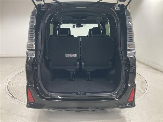 ヴォクシー ハイブリッドＺＳ　煌ＩＩＩ　フルセグ　メモリーナビ　ＤＶＤ再生　後席モニター　バックカメラ　衝突被害軽減システム　ＥＴＣ　ドラレコ　両側電動スライド　ＬＥＤヘッドランプ　乗車定員７人　３列シート（12枚目）