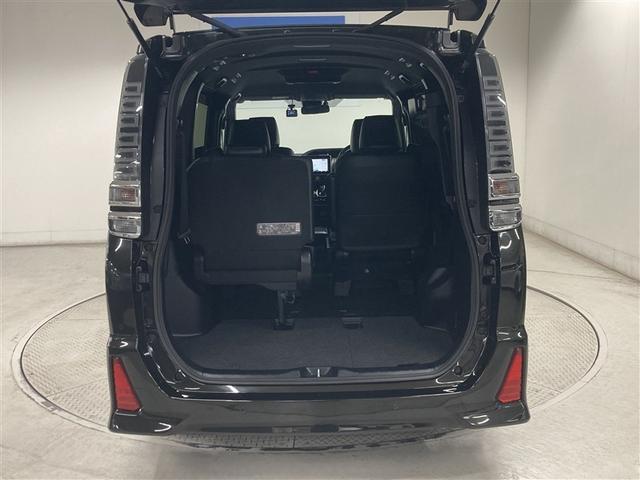 ヴォクシー ハイブリッドＺＳ　煌ＩＩＩ　フルセグ　メモリーナビ　ＤＶＤ再生　後席モニター　バックカメラ　衝突被害軽減システム　ＥＴＣ　ドラレコ　両側電動スライド　ＬＥＤヘッドランプ　乗車定員７人　３列シート（13枚目）