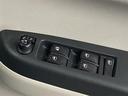 格納式リモコンドアミラーと、パワーウィンドウマスタースイッチです。車内の換気も運転席から簡単に行えます。