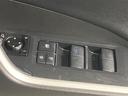 格納式リモコンドアミラーと、パワーウィンドウマスタースイッチです。車内の換気も運転席から簡単に行えます。