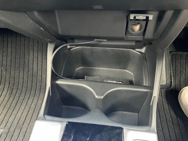 フィットハイブリッド Ｌパッケージ　ホンダ純正８インチインチナビ・フルセグＴＶ・ＣＤ／ＤＶＤ・Ｂｌｕｅｔｏｏｔｈ接続・バックモニター・ビルトインＥＴＣ・スマートキー・ＬＥＤヘッドランプ・盗難防止システム・衝突安全ボディー（28枚目）