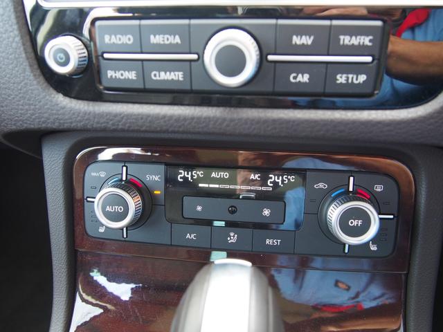 トゥアレグ Ｖ６アップグレードパッケージ　ＣＤＣエアサスペンション装着車　サンルーフ　ＨＩＤ　革シート　パワーシート　シートヒーター　パーキングセンサー　ステアリングヒーター　Ｂカメラ　　純正１８インチＡＷ　ＥＴＣ（11枚目）