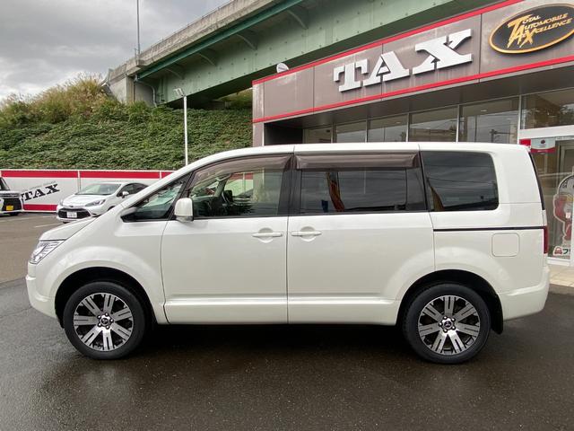 デリカＤ：５ Ｄ　パワーパッケージ　フルセグ／Ｂｌｕｅｔｏｏｔｈ／軽油／４ＷＤ／ＥＴＣ／８人乗り／クルーズコントロール／両側電動スライドドア／革巻きハンドル／ＨＩＤヘッドライト／シートカバー（4枚目）