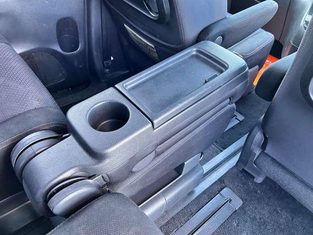 前後に移動可能なセンターコンソール