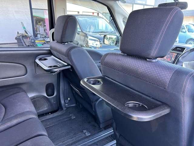 左右には便利なテーブル付きです