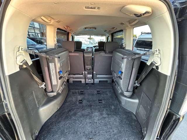 跳ね上げ式サードシートで荷室がかなり広くなります♪