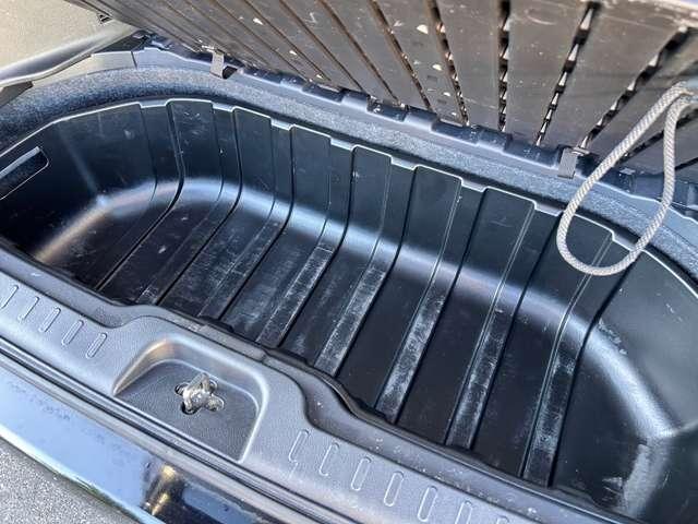 トランク下の収納スペース