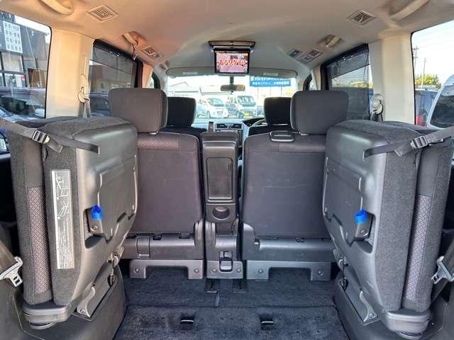 跳ね上げ式サードシートで荷室がかなり広くなります♪