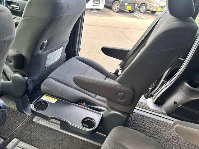 セカンドシートにカップホルダー付きテーブル