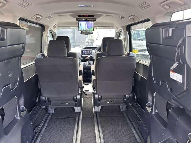 跳ね上げ式サードシートで荷室がかなり広くなります♪