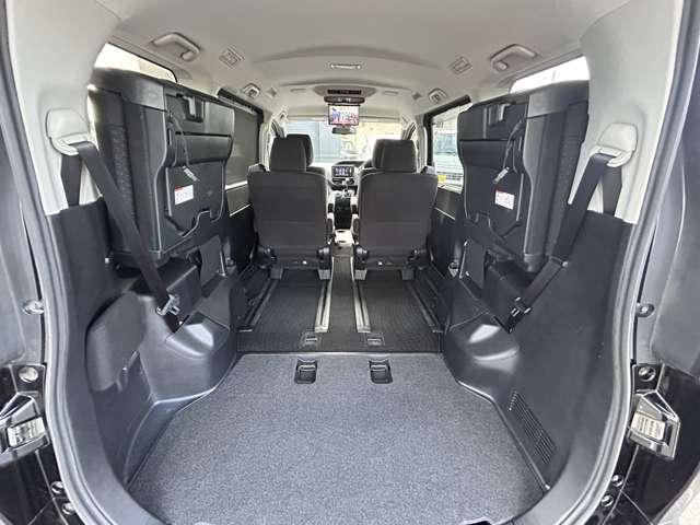 跳ね上げ式サードシートで荷室がかなり広くなります♪