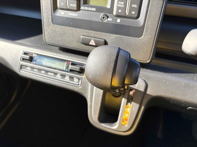 ワゴンＲ ハイブリッドＦＸ　クリアランスソナー　レーンアシスト　衝突被害軽減システム　オートライト　スマートキー　アイドリングストップ　シートヒーター　ベンチシート　ＣＶＴ　盗難防止システム　ＡＢＳ　ＥＳＣ　ＣＤ（9枚目）