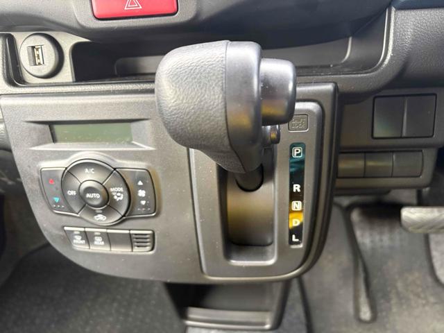 アルト Ｌ　クリアランスソナー　レーンアシスト　衝突被害軽減システム　オートライト　ＬＥＤヘッドランプ　キーレスエントリー　アイドリングストップ　電動格納ミラー　シートヒーター　ＣＶＴ　盗難防止システム　ＡＢＳ（4枚目）