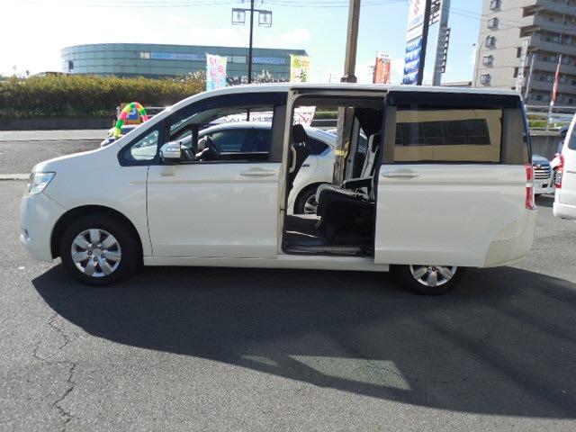 ステップワゴン Ｇ　４ＷＤ　３列シート８人乗り　両側スライドドア（8枚目）