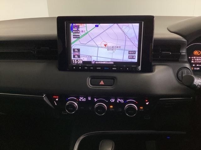 ヴェゼル ｅ：ＨＥＶＺ　光触媒抗菌消臭施工済　スマートキープッシュスタート　電動テールゲート　サイドＳＲＳ　ＬＥＤライト　Ｂカメ　ソナー　両席エアバック　クルーズＣ　パワーウィンドウ　キーレスエントリー　ＡＡＣ　シートヒータ（7枚目）
