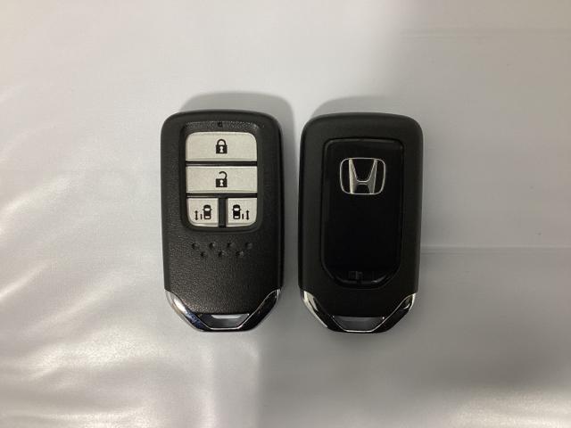 フリード+ G・ホンダセンシング 光触媒抗菌消臭施工済 衝突軽減B DVD可 両側電動ドア Bモニター ECON シートヒータ LEDヘッドランプ ドラレコ 4WD オートクルーズコントロール スマキー 盗難防止装置 ナビTV ETC(12枚目)