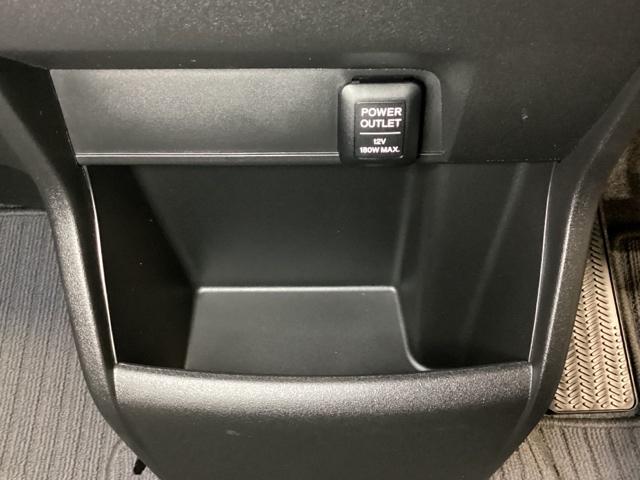 フリード Gプレミアムエディション 光触媒抗菌消臭施工済 DVD 横滑り防止機能 リアカメラ オートエアコン ETC クルコン 4WD 3列シート 両側自動スライドドア 地デジTV ワンオーナー(16枚目)
