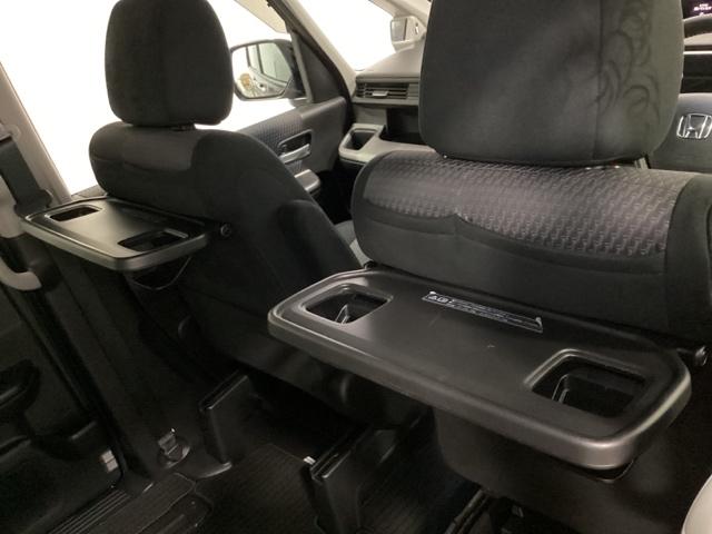 ステップワゴンスパーダ スパーダホンダセンシング　光触媒抗菌消臭施工済　盗難防止　助手席エアバッグ　Ｗパワスラ　リアオートエアコン　地デジ　サイドエアバッグ　ＬＥＤライト　横滑り防止システム　オートエアコン　リアカメラ　ナビ＆ＴＶ　三列シート　スマ鍵（19枚目）