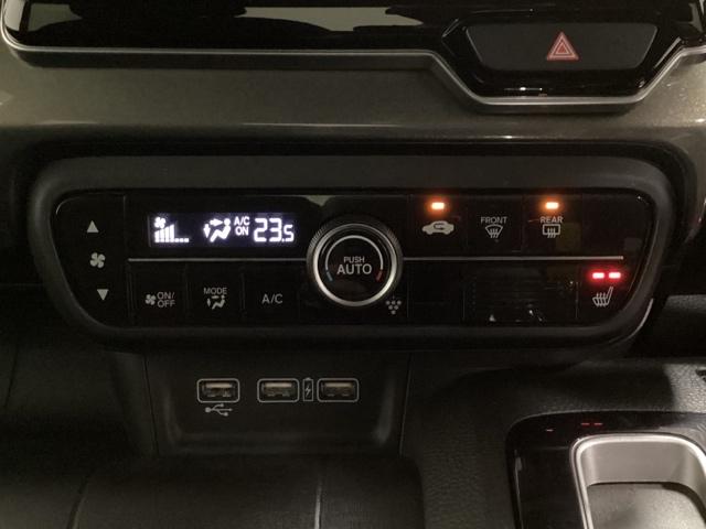 セレクトレバーの左上にプラズマクラスター付き・オートエアコンがついてますので簡単操作で快適に過ごせます。シートヒータースイッチ内蔵で運転席のみHiとLoの2段階で温度設定ができます。