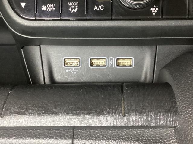 エアコン操作パネルの下に、スマートフォンなどの充電可能なUSB端子が2個、音源などの外部入力の可能なUSB端子が1個ついています。移動中に充電もできるので便利です。