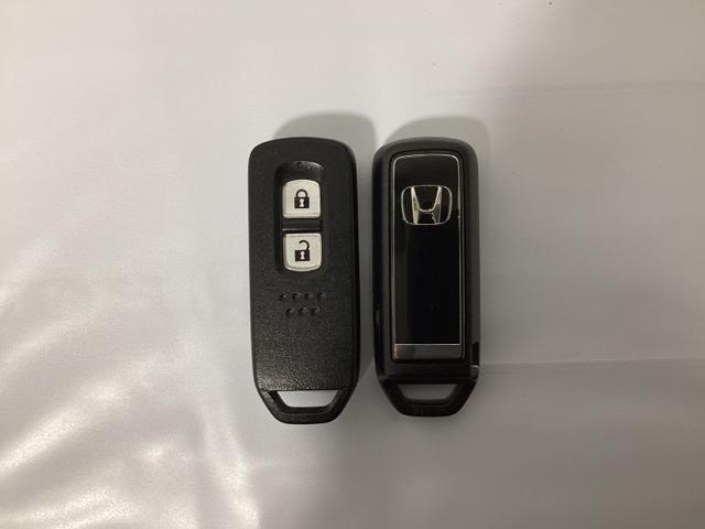 スマートキーを装備しています。鍵を差し込むことなくドアロックの開け閉めと、スタートボタン操作でのエンジンスタートができます。スペアキーも同じものを用意しております。