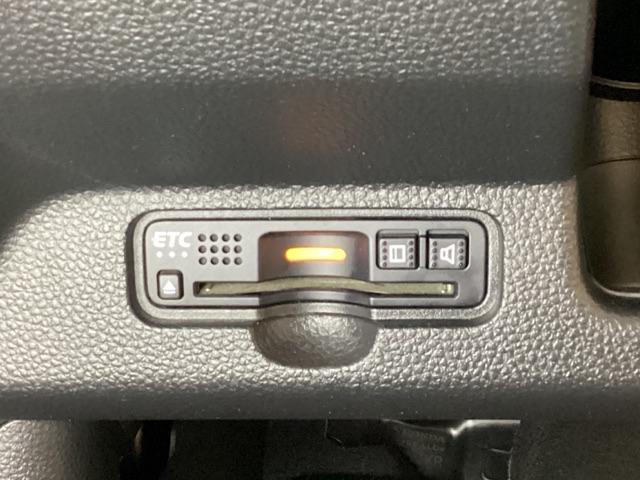 ハンドルの左下にETCがついています。高速道路の料金所の通過も楽々です。 カードの取り出しもしやすい場所についています。