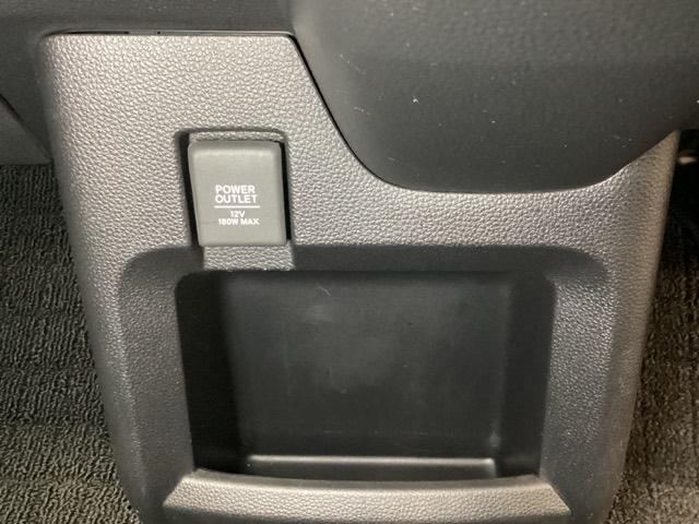 アクセサリーソケットはUSBのアダプターなどをつければ、スマホの充電にも使えます。