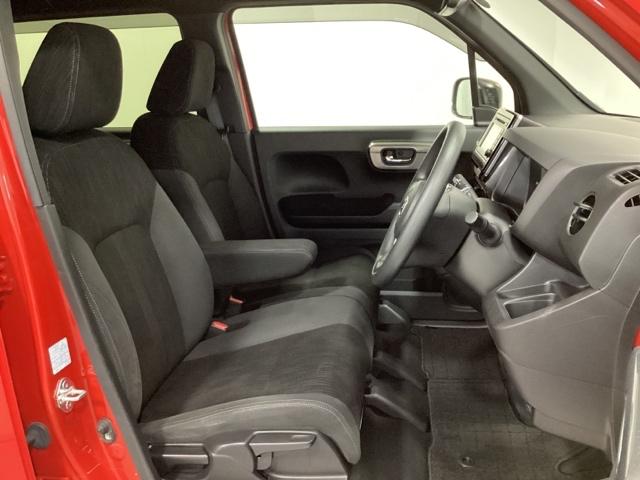 女性でも運転がしやすいように、シートの高さ調整機能(シートリフター)がついています。運転席と助手席の間が空いている為、助手席側への移動がスムーズです。交通量の多い道でも助手席側から乗り降りができます。