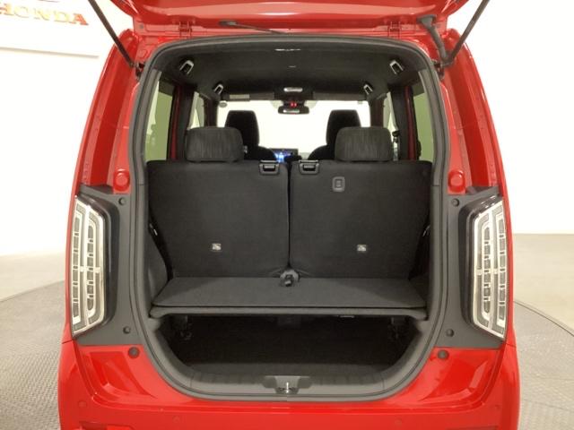 トランクの床は底が深くボードで仕切りを入れた2段式になっています。リアシートが前にスライドしてもボードが伸びるので上部の収納スペースが広がります。