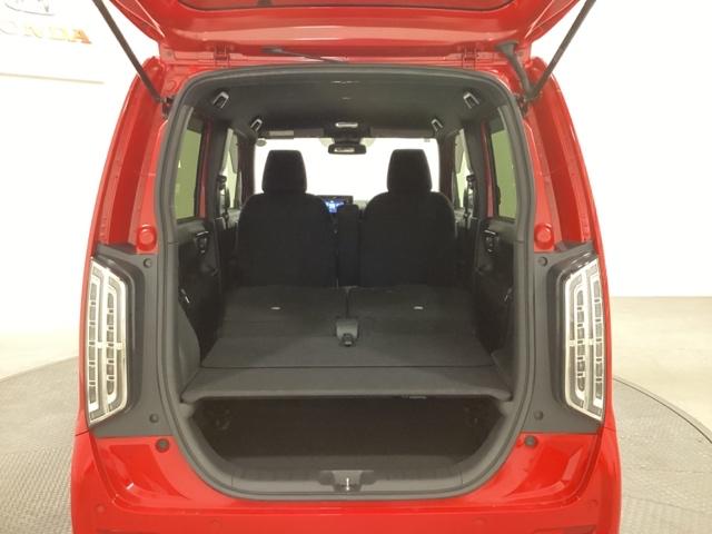リアシートの背もたれを倒してさらに広々としたトランクスペースになります。段差も少なく荷物の出し入れもしやすくなっています。
