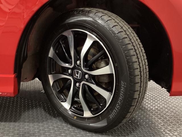 精悍なデザインの純正アルミホイールを装備しています。足元を引き立てて、美しいボディラインを一層引き締めてくれています。