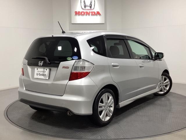 フィット ＲＳ　オーディオレス仕様車　光触媒抗菌消臭施工済　運転席エアバック　キ－レス　ＥＳＣ　セキュリティアラーム　ＡＡＣ　ＰＷ　ＡＢＳ　パワーステ　両席エアバック（3枚目）