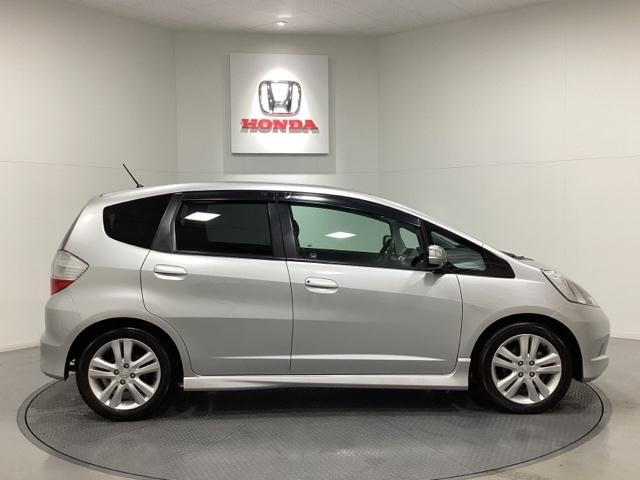 フィット ＲＳ　オーディオレス仕様車　光触媒抗菌消臭施工済　運転席エアバック　キ－レス　ＥＳＣ　セキュリティアラーム　ＡＡＣ　ＰＷ　ＡＢＳ　パワーステ　両席エアバック（4枚目）