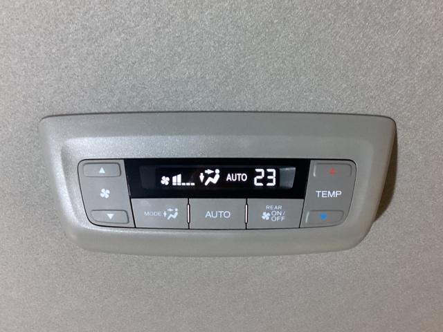 ステップワゴンスパーダ スパーダアドバンスパッケージβ いまコレ+新品・フロアカーペットマット付 光触媒抗菌消臭施工済 クルーズコントロール スマートキー ETC車載器付 4WD オートエアコン ターボ 両側パワースライドドア DVD再生 バックカメラ(12枚目)