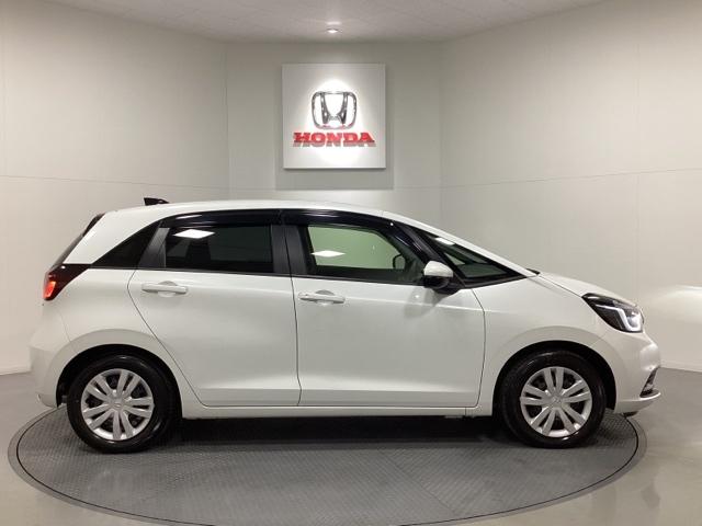 フィット e:HEVホーム 中古スタッドレスタイヤ、純正メモリーナビ、ドライブレコーダー前後装着+ETC付 当社デモカー 前後誤発進抑制機能 クリソナ 助手席エアバッグ 運転席エアバッグ 1オナ アイドリングストップ USB接続(6枚目)