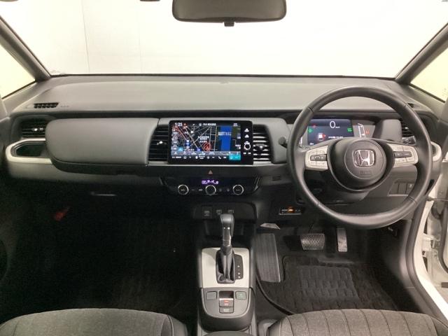 フィット e:HEVホーム 中古スタッドレスタイヤ、純正メモリーナビ、ドライブレコーダー前後装着+ETC付 当社デモカー 前後誤発進抑制機能 クリソナ 助手席エアバッグ 運転席エアバッグ 1オナ アイドリングストップ USB接続(7枚目)