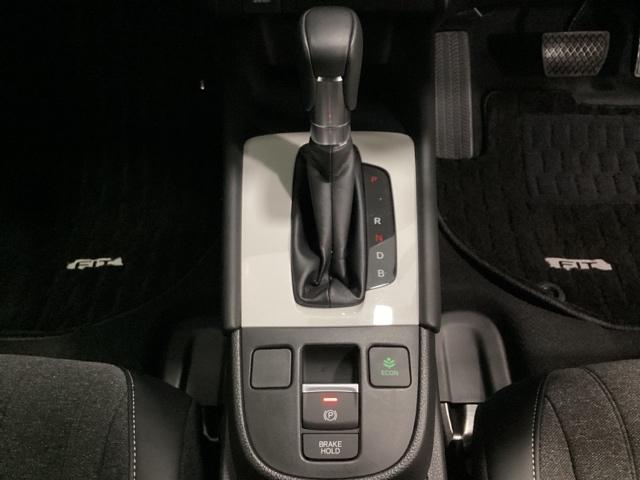 フィット e:HEVホーム 中古スタッドレスタイヤ、純正メモリーナビ、ドライブレコーダー前後装着+ETC付 当社デモカー 前後誤発進抑制機能 クリソナ 助手席エアバッグ 運転席エアバッグ 1オナ アイドリングストップ USB接続(11枚目)