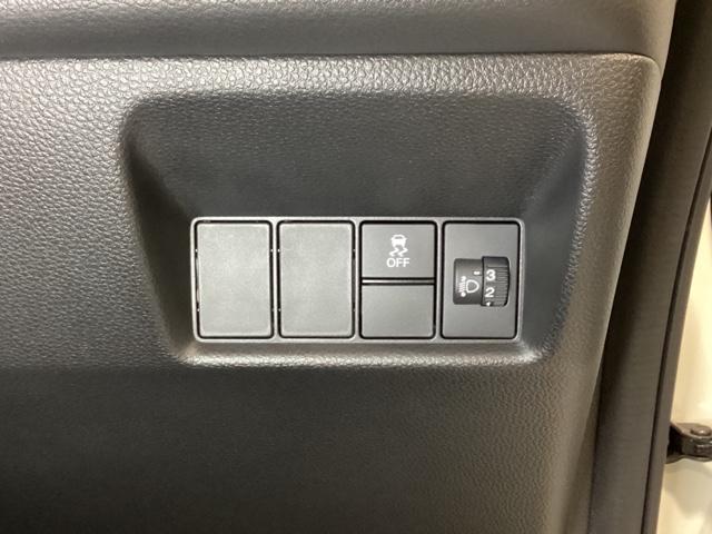 フィット e:HEVホーム 中古スタッドレスタイヤ、純正メモリーナビ、ドライブレコーダー前後装着+ETC付 当社デモカー 前後誤発進抑制機能 クリソナ 助手席エアバッグ 運転席エアバッグ 1オナ アイドリングストップ USB接続(16枚目)