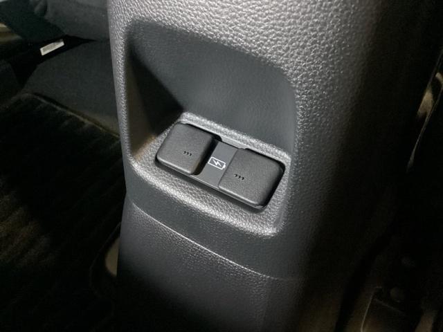 フィット e:HEVホーム 中古スタッドレスタイヤ、純正メモリーナビ、ドライブレコーダー前後装着+ETC付 当社デモカー 前後誤発進抑制機能 クリソナ 助手席エアバッグ 運転席エアバッグ 1オナ アイドリングストップ USB接続(22枚目)