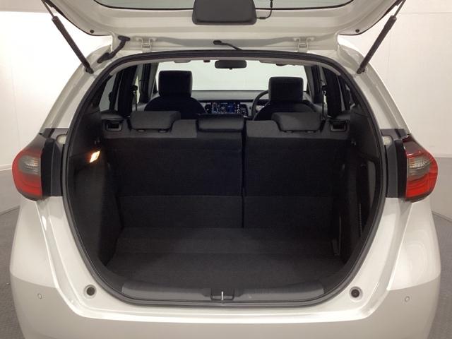 フィット e:HEVホーム 中古スタッドレスタイヤ、純正メモリーナビ、ドライブレコーダー前後装着+ETC付 当社デモカー 前後誤発進抑制機能 クリソナ 助手席エアバッグ 運転席エアバッグ 1オナ アイドリングストップ USB接続(24枚目)