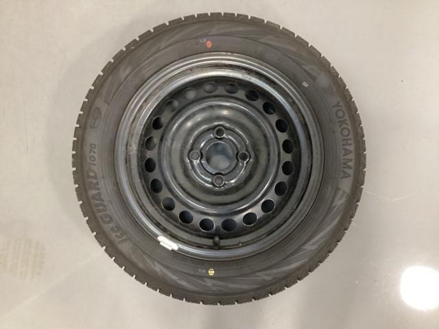 フィット ｅ：ＨＥＶホーム　中古スタッドレスタイヤ、純正メモリーナビ、ドライブレコーダー前後装着＋ＥＴＣ付　当社デモカー　前後誤発進抑制機能　クリソナ　助手席エアバッグ　運転席エアバッグ　１オナ　アイドリングストップ　ＵＳＢ接続（3枚目）