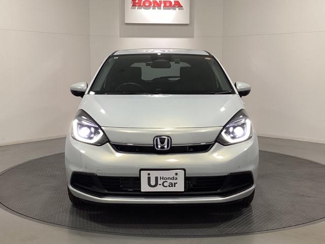 フィット ｅ：ＨＥＶホーム　中古スタッドレスタイヤ、純正メモリーナビ、ドライブレコーダー前後装着＋ＥＴＣ付　当社デモカー　前後誤発進抑制機能　クリソナ　助手席エアバッグ　運転席エアバッグ　１オナ　アイドリングストップ　ＵＳＢ接続（4枚目）