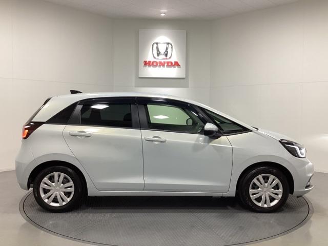 フィット ｅ：ＨＥＶホーム　中古スタッドレスタイヤ、純正メモリーナビ、ドライブレコーダー前後装着＋ＥＴＣ付　当社デモカー　前後誤発進抑制機能　クリソナ　助手席エアバッグ　運転席エアバッグ　１オナ　アイドリングストップ　ＵＳＢ接続（6枚目）