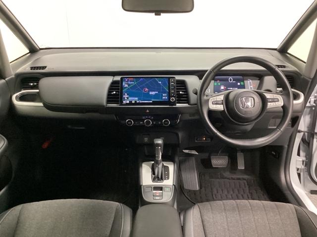 フィット ｅ：ＨＥＶホーム　中古スタッドレスタイヤ、純正メモリーナビ、ドライブレコーダー前後装着＋ＥＴＣ付　当社デモカー　前後誤発進抑制機能　クリソナ　助手席エアバッグ　運転席エアバッグ　１オナ　アイドリングストップ　ＵＳＢ接続（7枚目）