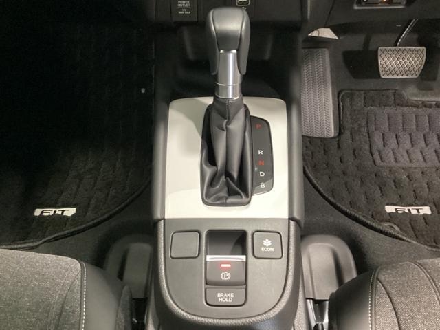 フィット ｅ：ＨＥＶホーム　中古スタッドレスタイヤ、純正メモリーナビ、ドライブレコーダー前後装着＋ＥＴＣ付　当社デモカー　前後誤発進抑制機能　クリソナ　助手席エアバッグ　運転席エアバッグ　１オナ　アイドリングストップ　ＵＳＢ接続（11枚目）