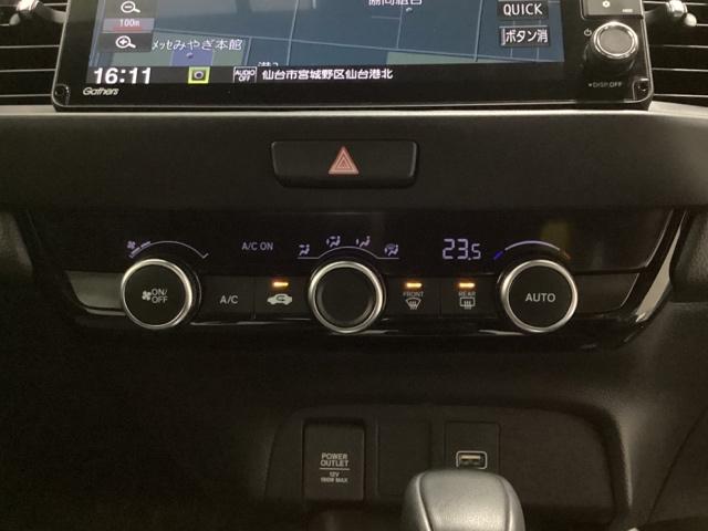 フィット ｅ：ＨＥＶホーム　中古スタッドレスタイヤ、純正メモリーナビ、ドライブレコーダー前後装着＋ＥＴＣ付　当社デモカー　前後誤発進抑制機能　クリソナ　助手席エアバッグ　運転席エアバッグ　１オナ　アイドリングストップ　ＵＳＢ接続（12枚目）