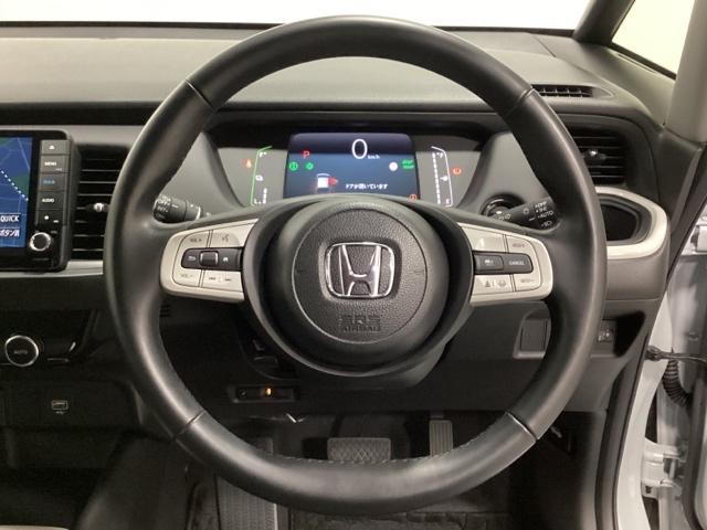 フィット ｅ：ＨＥＶホーム　中古スタッドレスタイヤ、純正メモリーナビ、ドライブレコーダー前後装着＋ＥＴＣ付　当社デモカー　前後誤発進抑制機能　クリソナ　助手席エアバッグ　運転席エアバッグ　１オナ　アイドリングストップ　ＵＳＢ接続（14枚目）