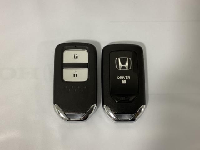 フィット ｅ：ＨＥＶホーム　中古スタッドレスタイヤ、純正メモリーナビ、ドライブレコーダー前後装着＋ＥＴＣ付　当社デモカー　前後誤発進抑制機能　クリソナ　助手席エアバッグ　運転席エアバッグ　１オナ　アイドリングストップ　ＵＳＢ接続（15枚目）